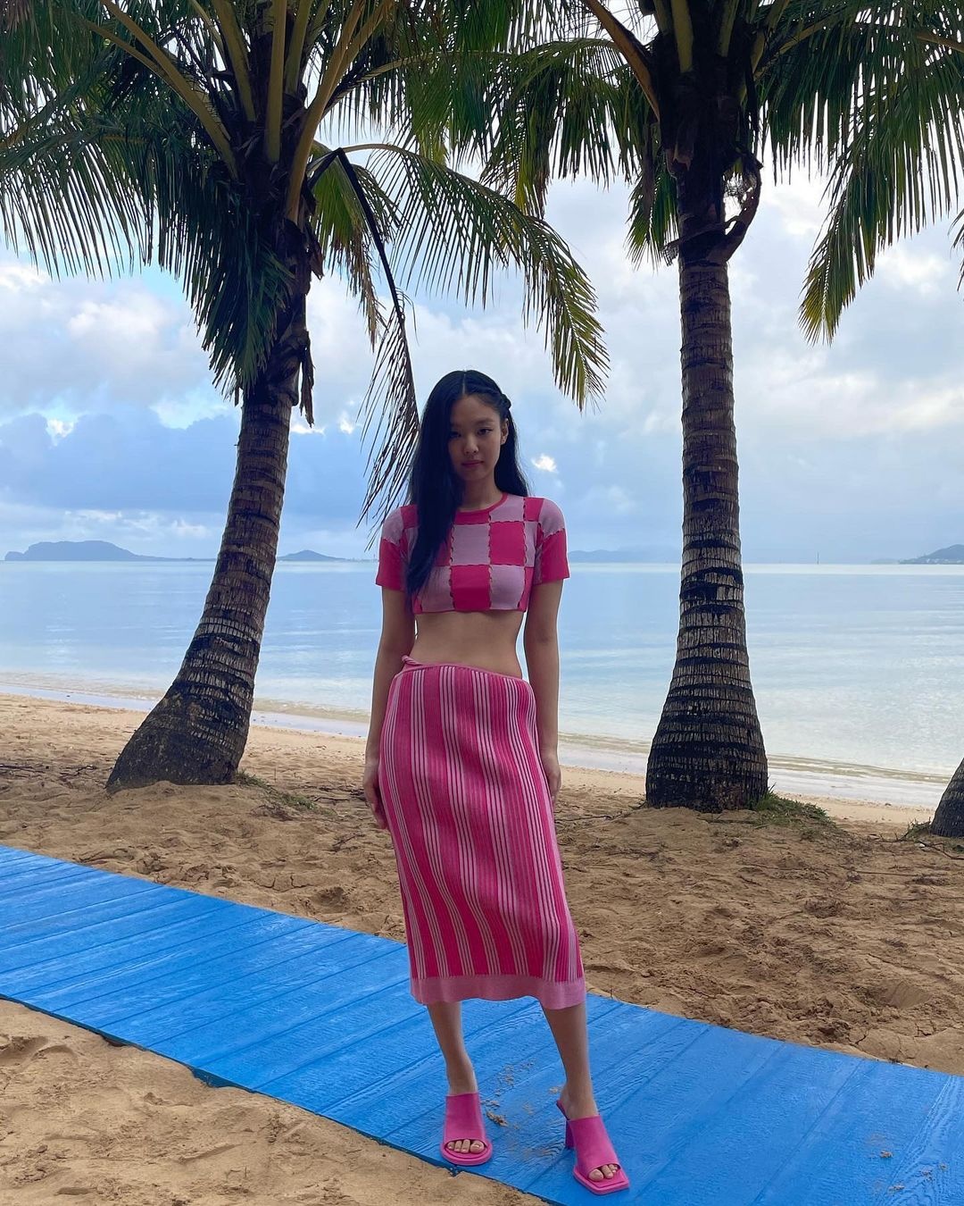Jennie khoe eo thon ảnh 3 Jennie khoe eo thon anh 3