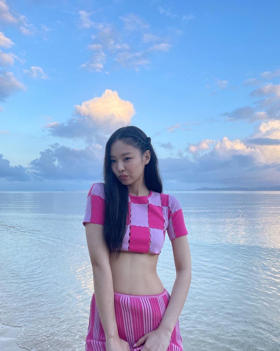 Jennie khoe eo thon ảnh 1 Jennie khoe eo thon anh 1