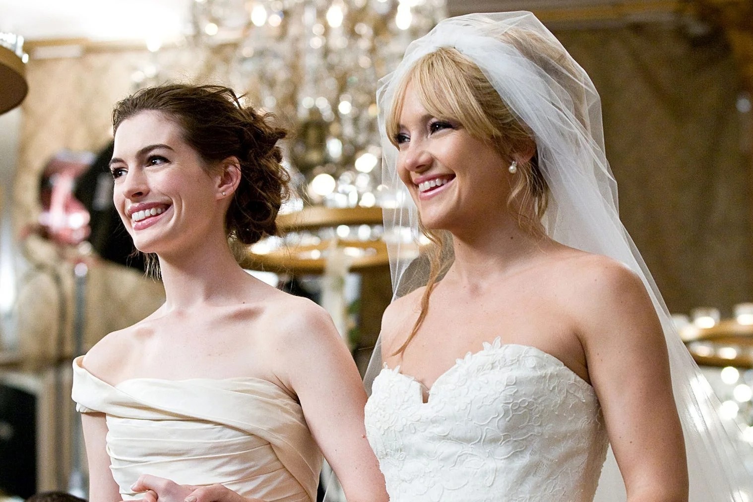 Kieu trang phuc khong nen mac den dam cuoi hinh anh