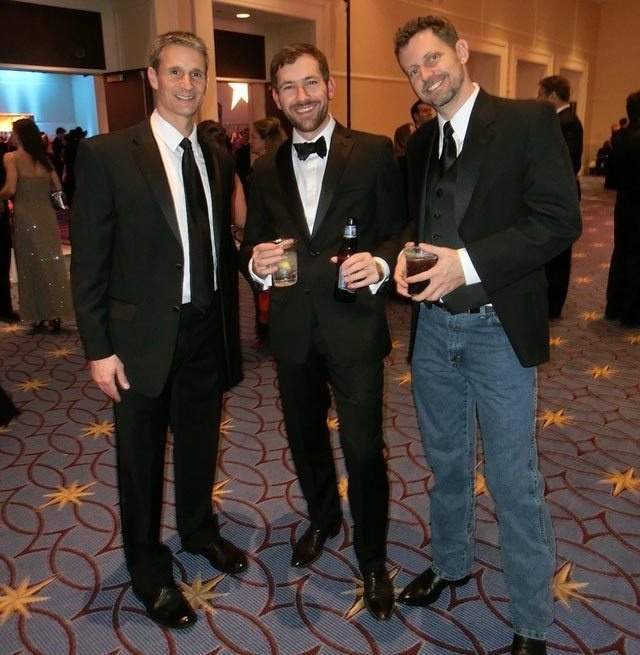 Trang phuc khong nen mac den dam cuoi anh 2