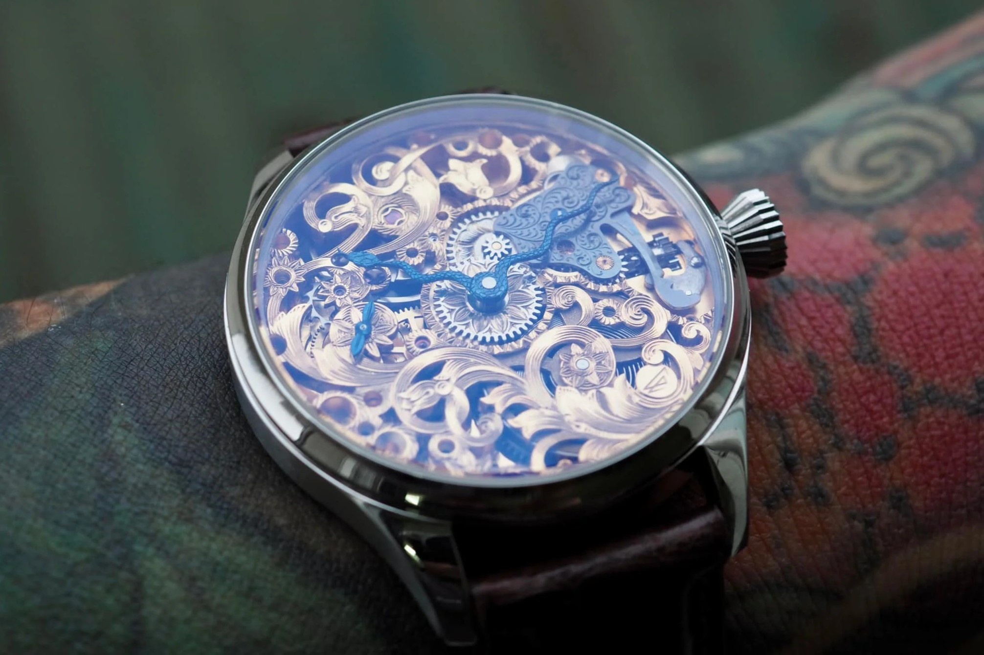 Mau dong ho duoc dieu khac trong mot thang hinh anh