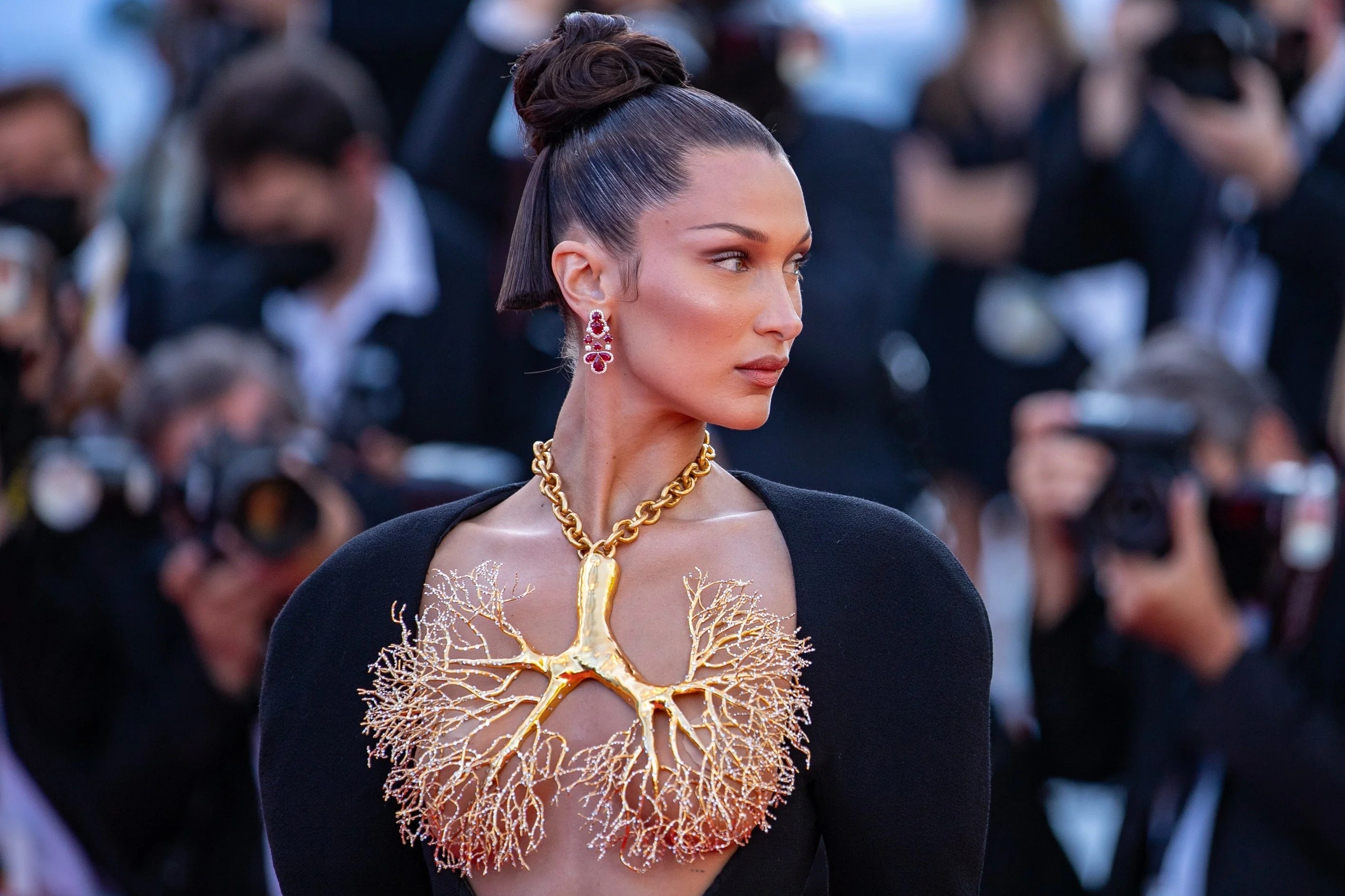 Giao dich dang sau trang phuc tham do hinh anh