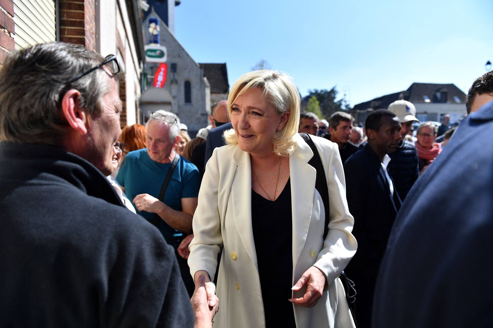 Cuộc chiến thời trang ông Macron và bà Le Pen ảnh 3 Cuoc chien thoi trang ong Macron va ba Le Pen anh 3