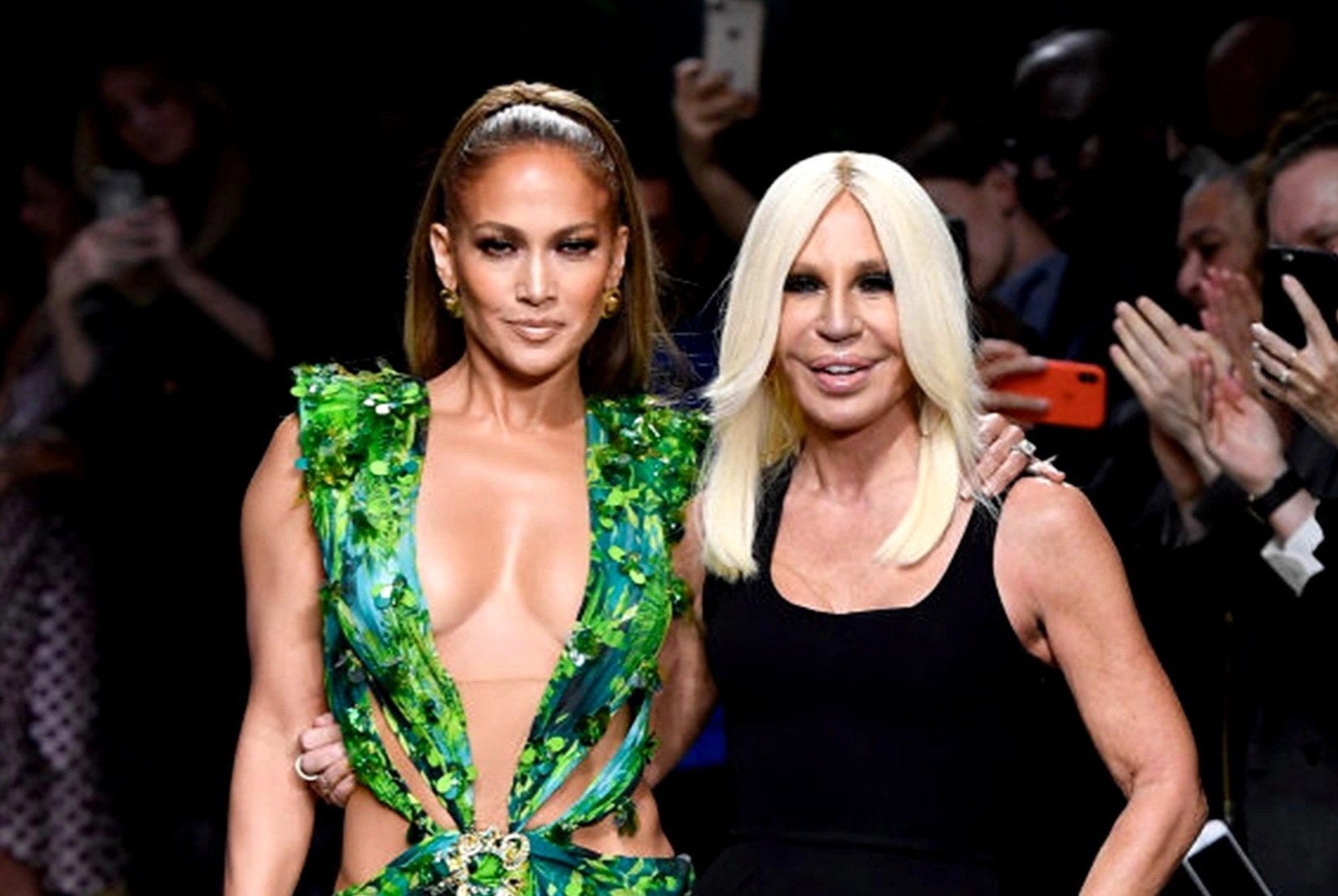 Phia sau su hoi sinh cua thuong hieu Versace hinh anh