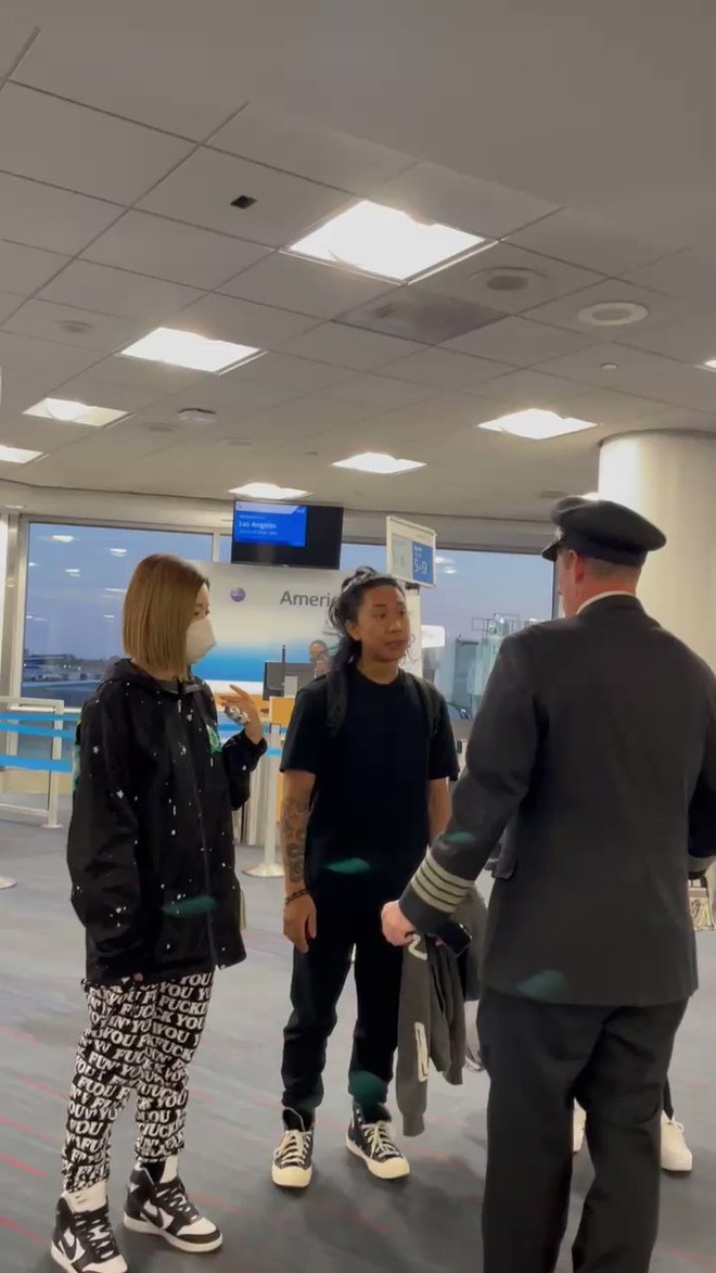 DJ Soda bi duoi khoi may bay anh 4