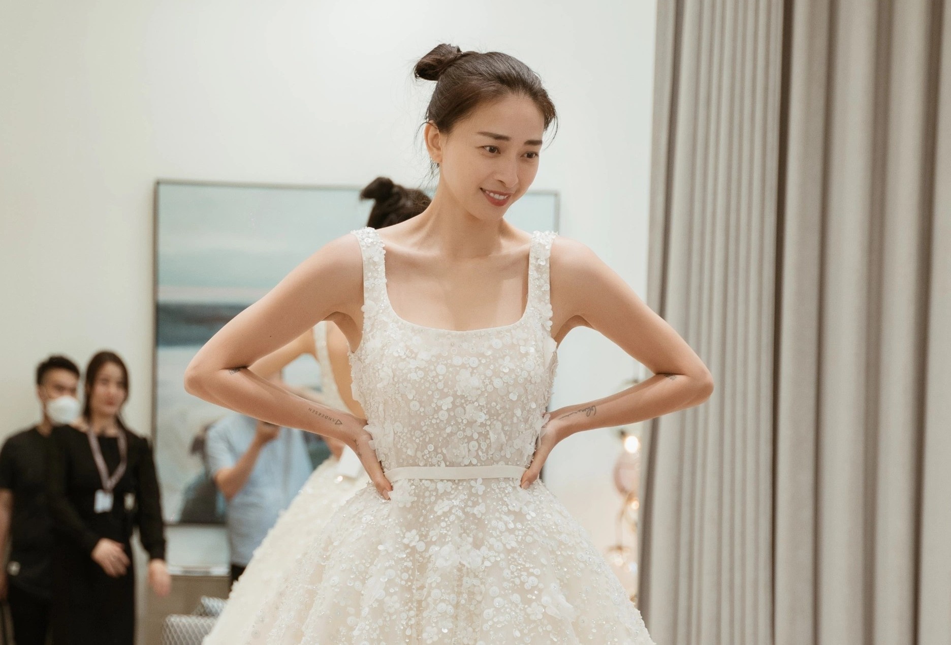 Ngo Thanh Van thu mau vay cuoi giong Son Ye Jin hinh anh