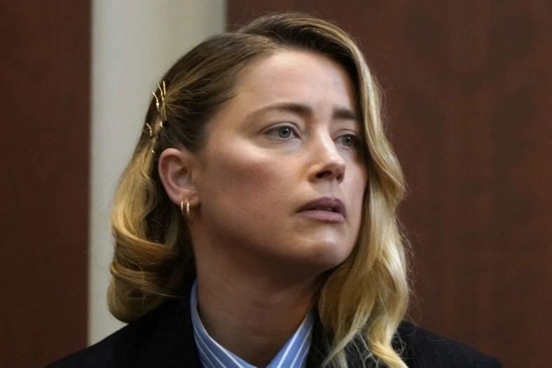 Amber Heard thay doi kieu trang diem khi ra toa hinh anh