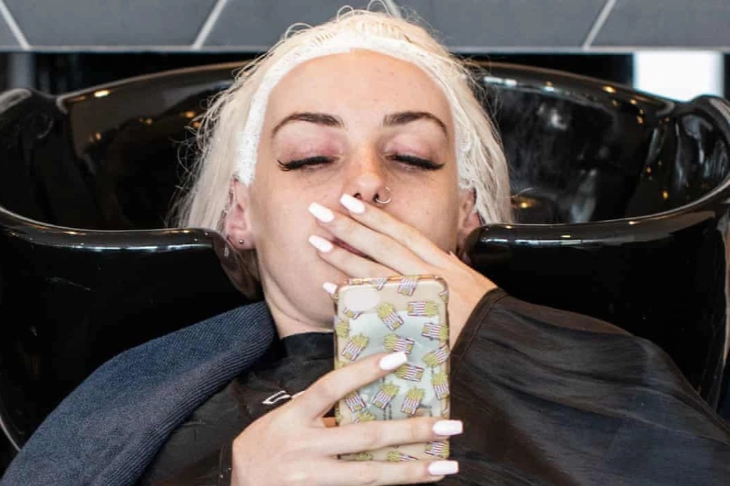 Su im lang tai tiem lam toc hinh anh