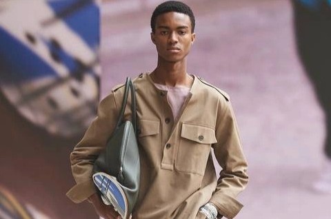 Tui xach gan van truot tri gia 23.000 USD hinh anh