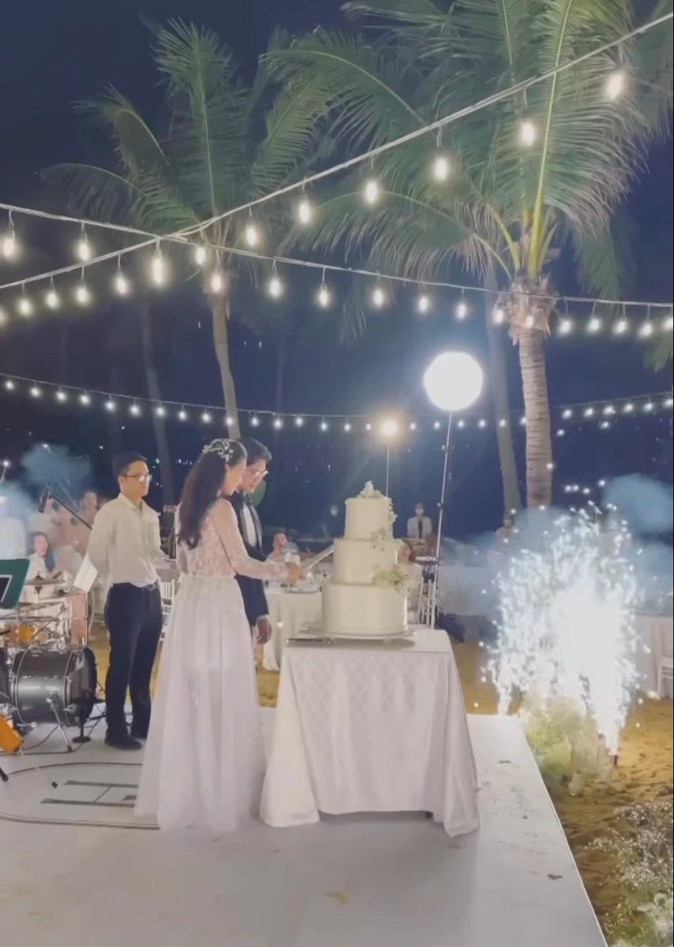 Ngô Thanh Vân mặc 4 bộ váy trong lễ cưới ảnh 6 Ngo Thanh Van mac 4 bo vay trong le cuoi anh 6