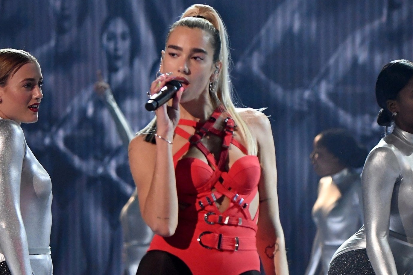 Phong cach tao bao cua Dua Lipa hinh anh