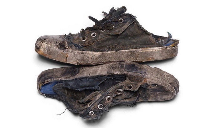 Balenciaga bi chi trich vi doi giay rach, cu ky hinh anh
