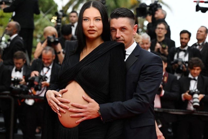 Cuu sieu mau noi y dien vay khoe bung bau tai Cannes 2022 hinh anh