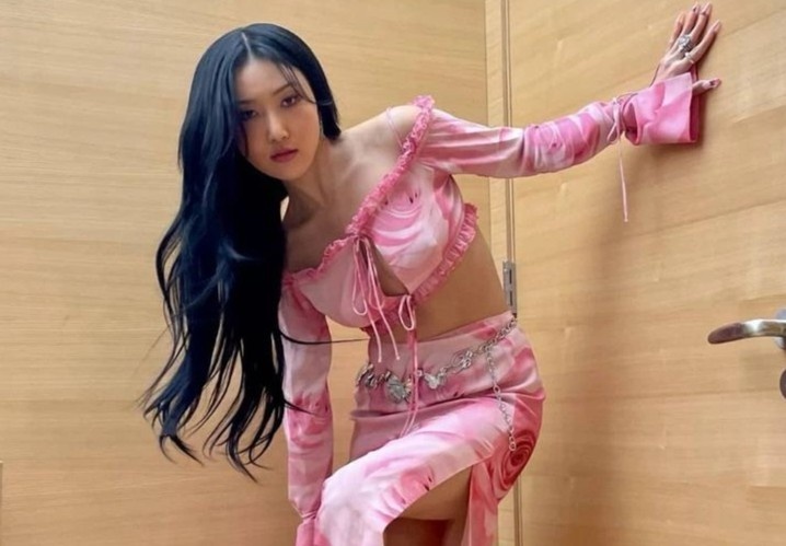 Hwasa khong con mac luom thuom hinh anh