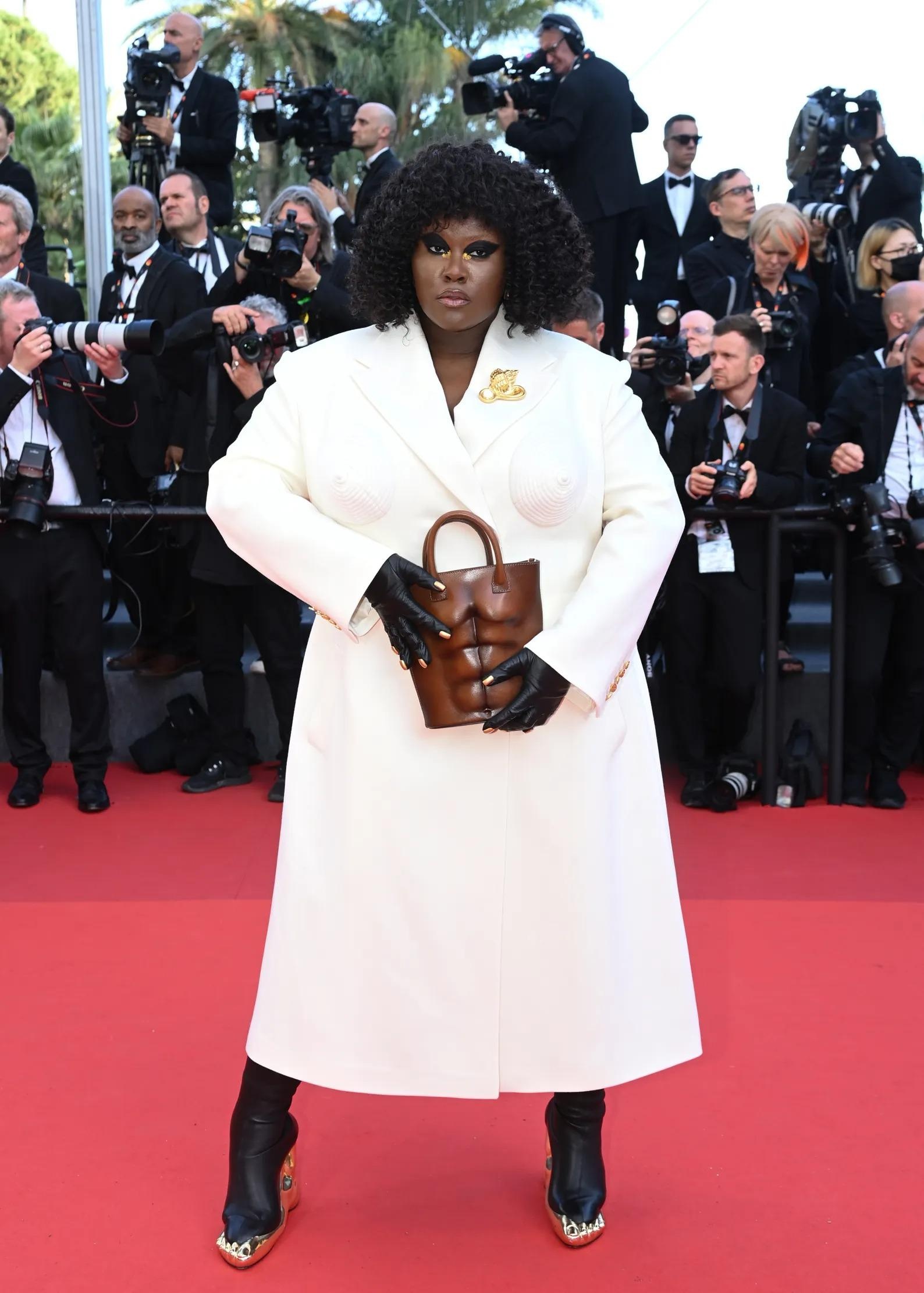 Nữ ca sĩ Pháp xách túi hình múi bụng ảnh 2 Nu ca si Phap xach tui hinh mui bung anh 2