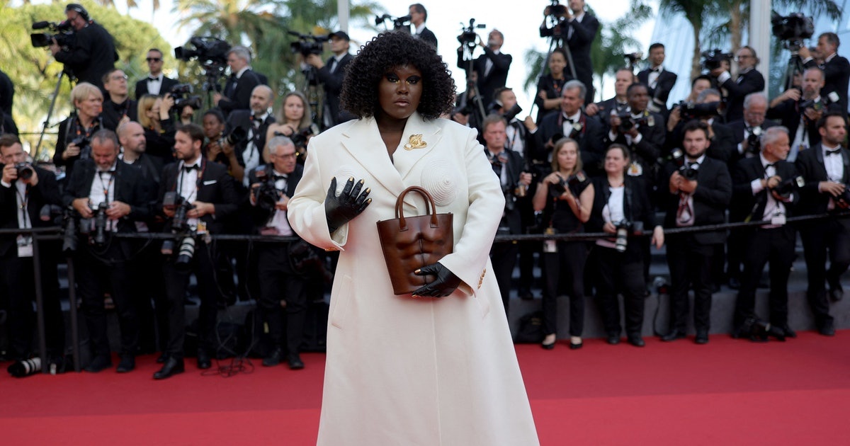 Nu ca si Phap xach tui hinh mui bung anh 1