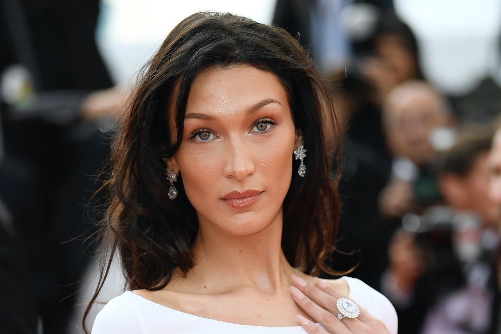 Bella Hadid mac vay thung lo anh 4