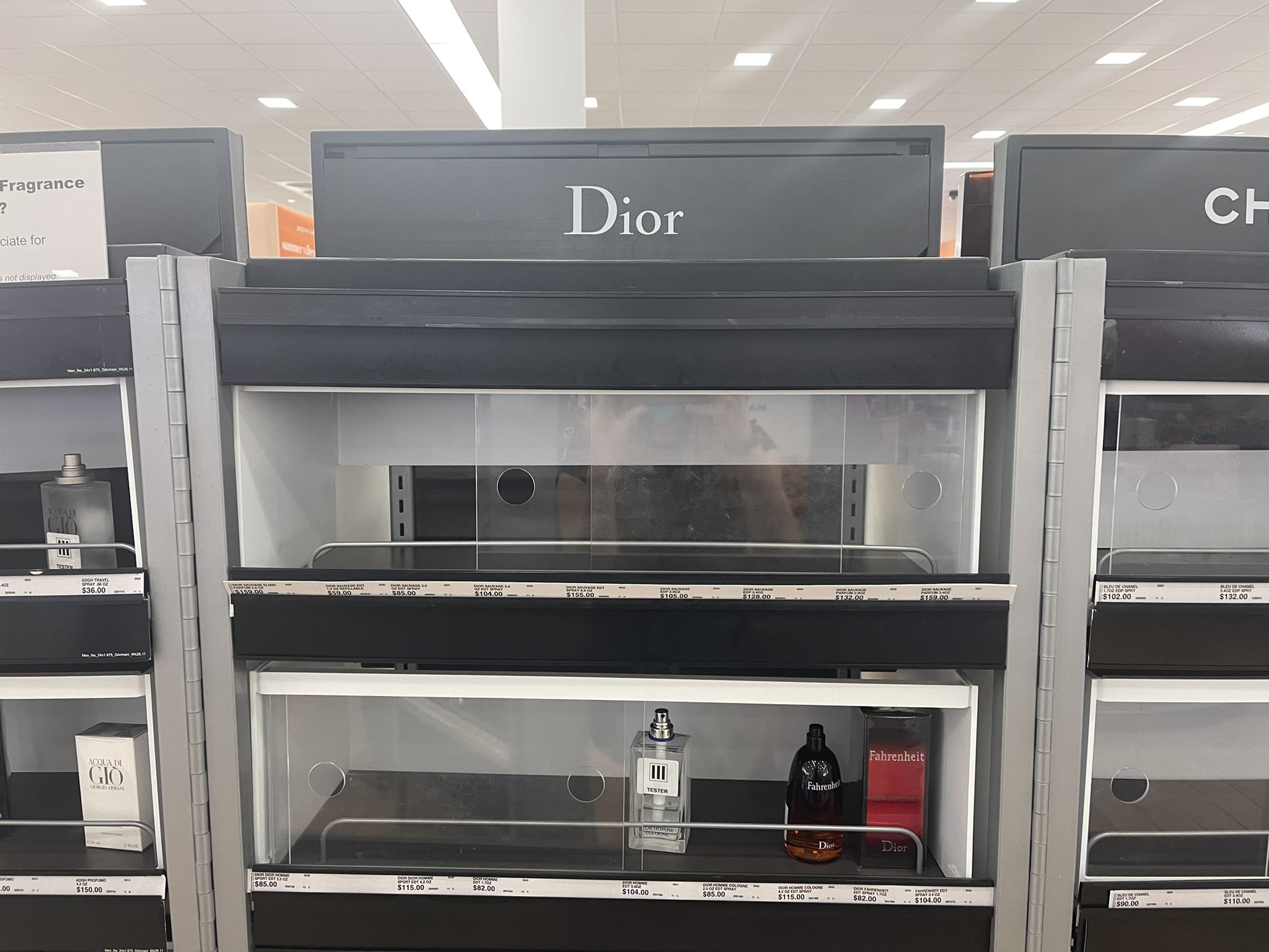 Nguoi ham mo Johnny Depp mua nuoc hoa Dior anh 1