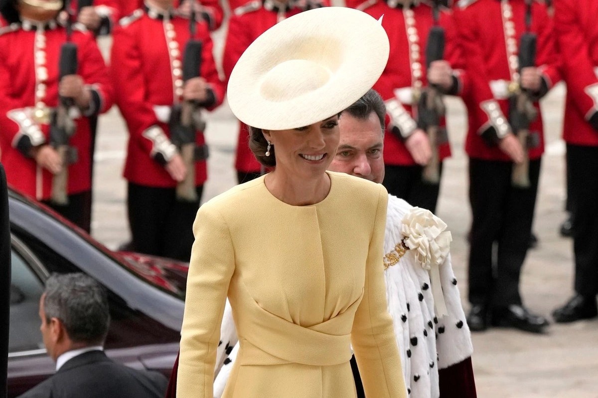 Mu dia bay cua gioi hoang gia hinh anh