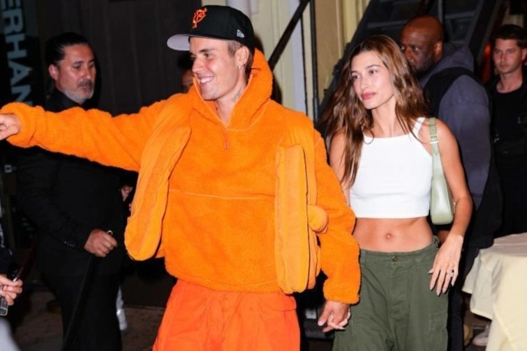 Justin Bieber va vo mac cung mot mau quan hinh anh