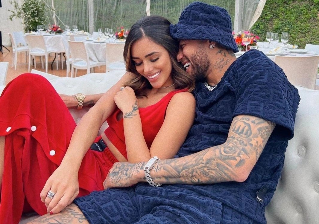 Phong cach ban gai Neymar hinh anh