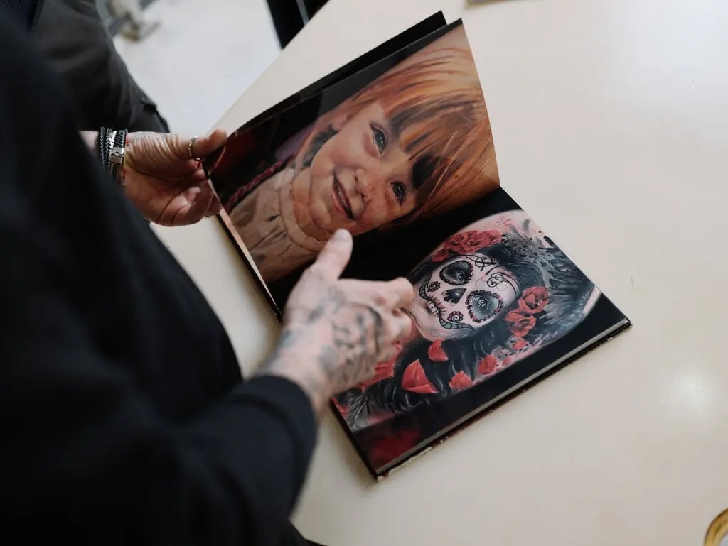 Nghe si gap kho khi muc xam mau bi cam anh 3