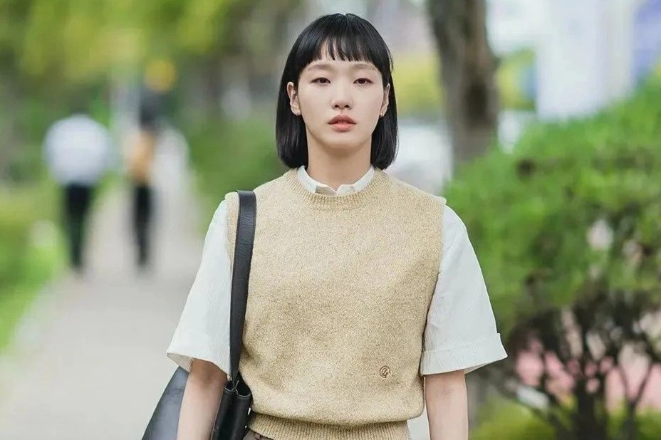 Dong vai nhan vien, Kim Go Eun deo tui nghin USD hinh anh