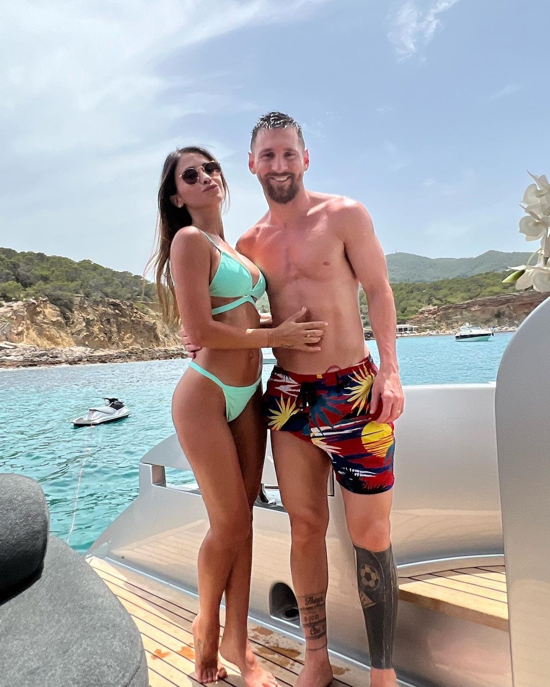 Vợ Messi mặc đồ bơi cắt xẻ ảnh 4 Vo Messi mac do boi cat xe anh 4