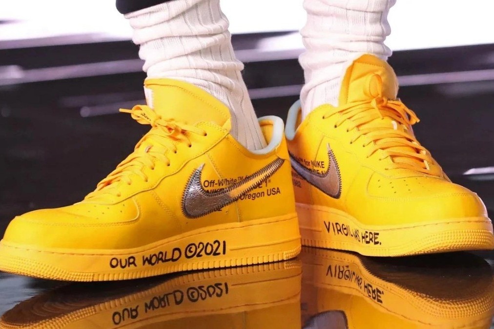 Doi sneakers duoc ban voi gia hon 150.000 USD hinh anh