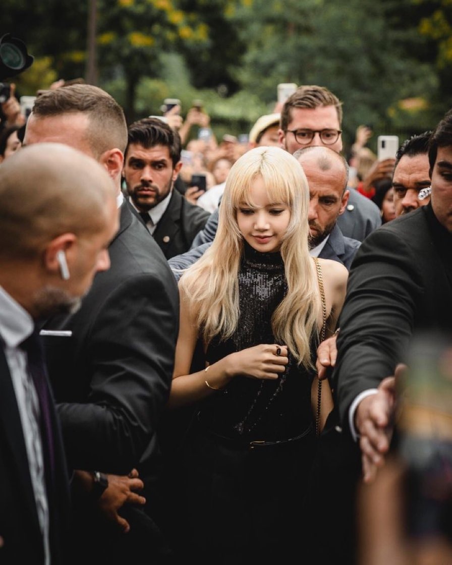 Lisa diện mốt lộ nội y ảnh 3 Lisa dien mot lo noi y anh 3