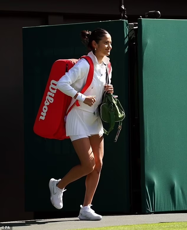 Emma Raducanu deo vong 23.000 USD anh 3