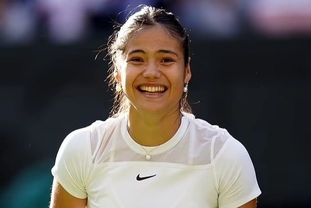 Emma Raducanu deo phu kien 36.000 USD o tran ra quan Wimbledon hinh anh