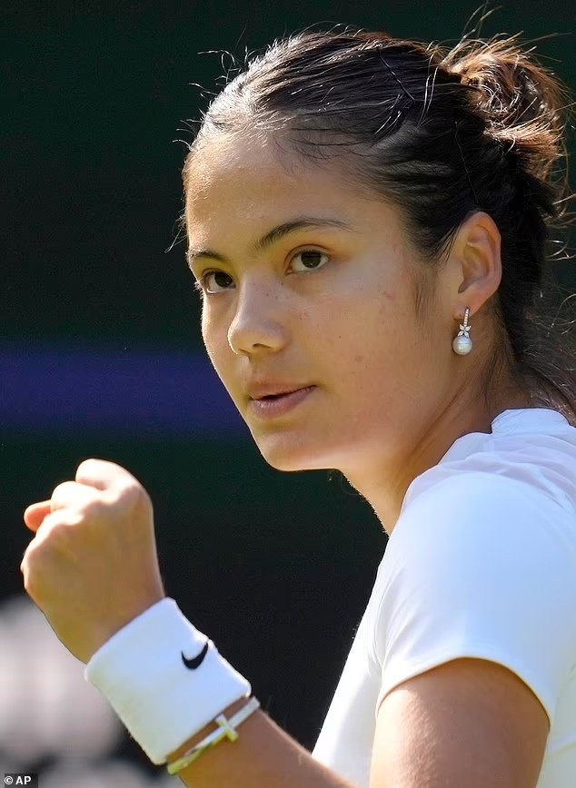 Emma Raducanu đeo vòng 23.000 USD ảnh 2 Emma Raducanu deo vong 23.000 USD anh 2