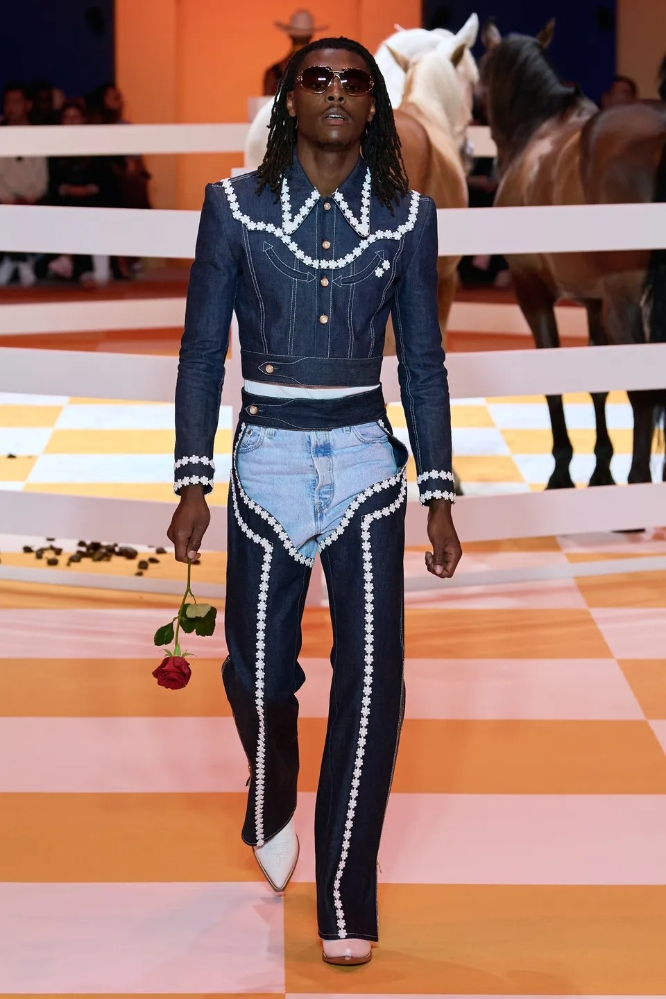 mốt mặc quần không đáy ảnh 2 mot mac quan khong day anh 2