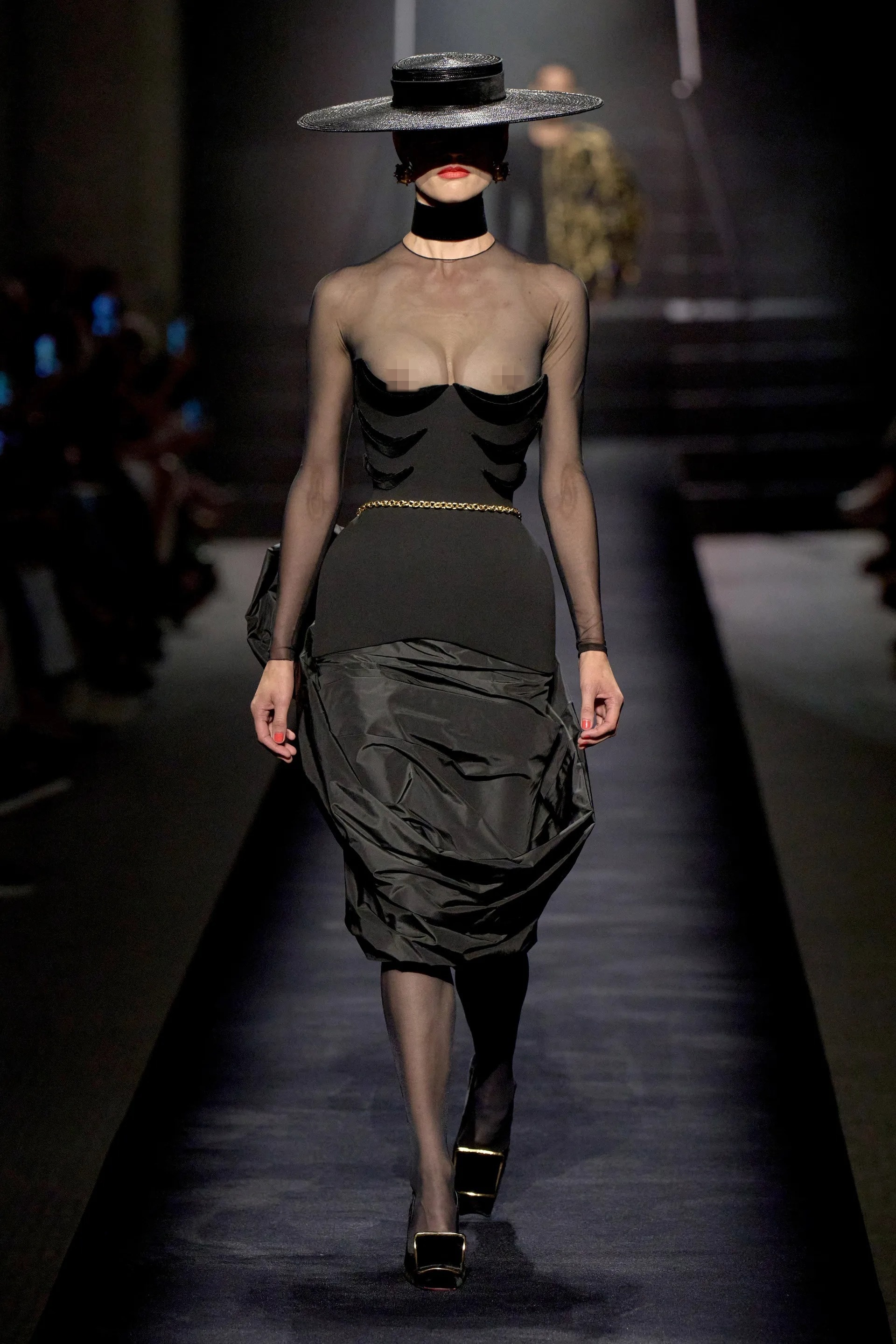 Trang phuc ton vong mot anh 2