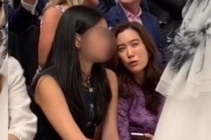 Chau gai gia toc Samsung di xem show thoi trang cung me hinh anh