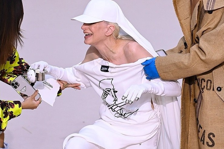 Nguoi mau vap nga tren san dien hinh anh