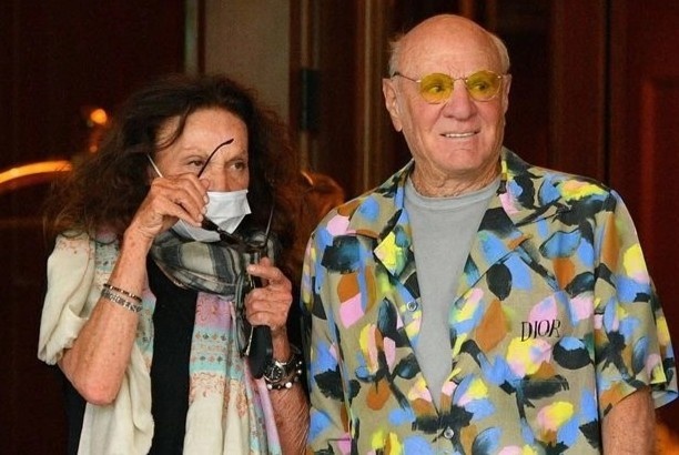 Cac ty phu khong con thich mac vest, that ca vat hinh anh