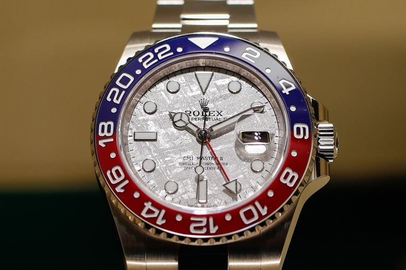 Dong ho cao cap Rolex, Omega 'chay hang' hinh anh