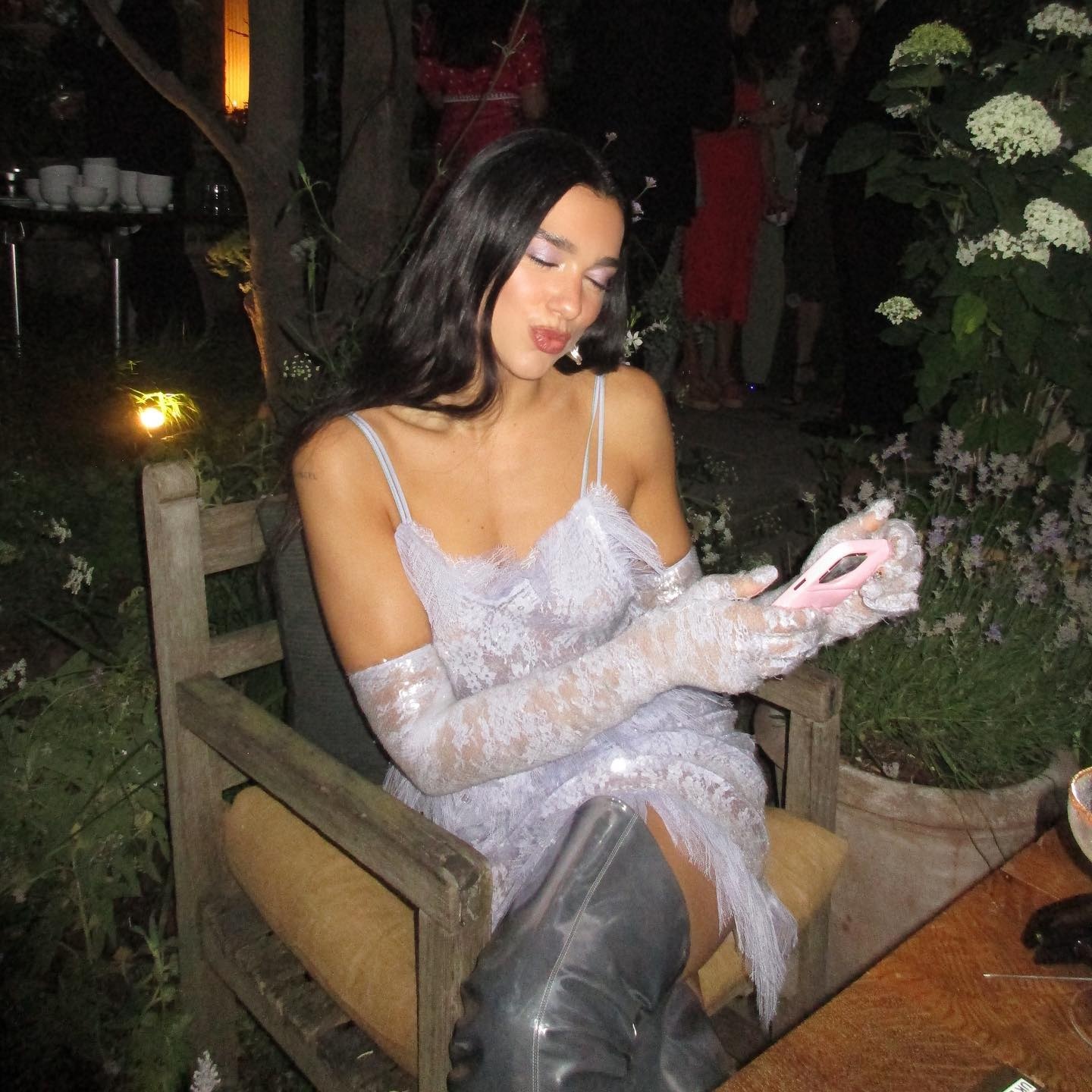 Dua Lipa mac do trang du dam cuoi anh 1