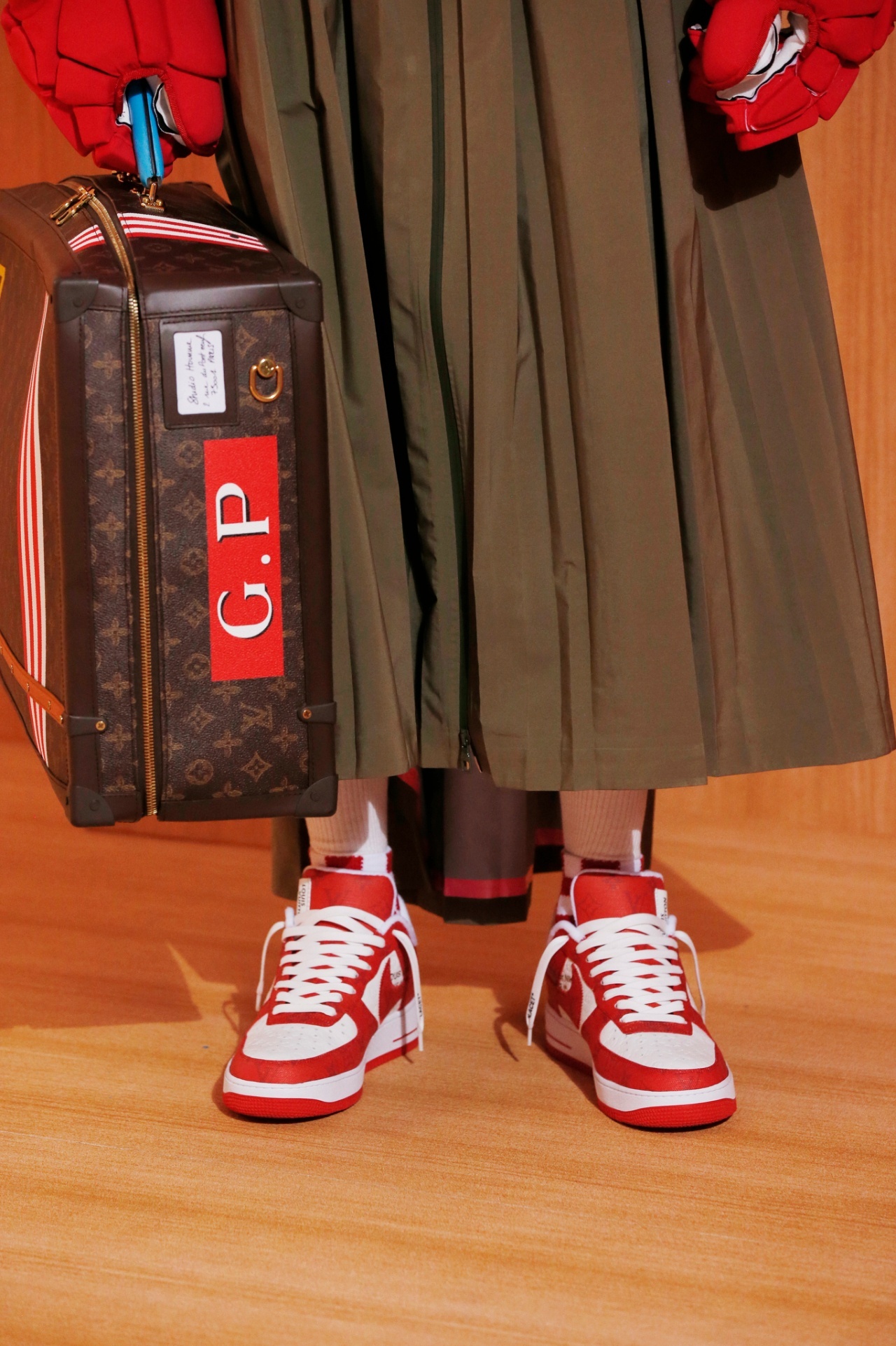 doi giay tri gia 350.000 USD anh 5