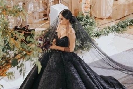 Co nen mac vay cuoi mau den? hinh anh