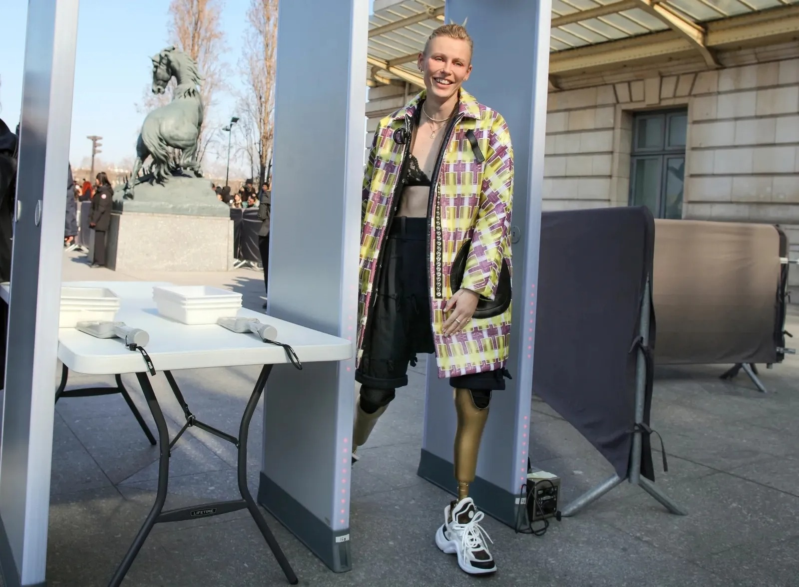 mac bra xuong pho anh 3