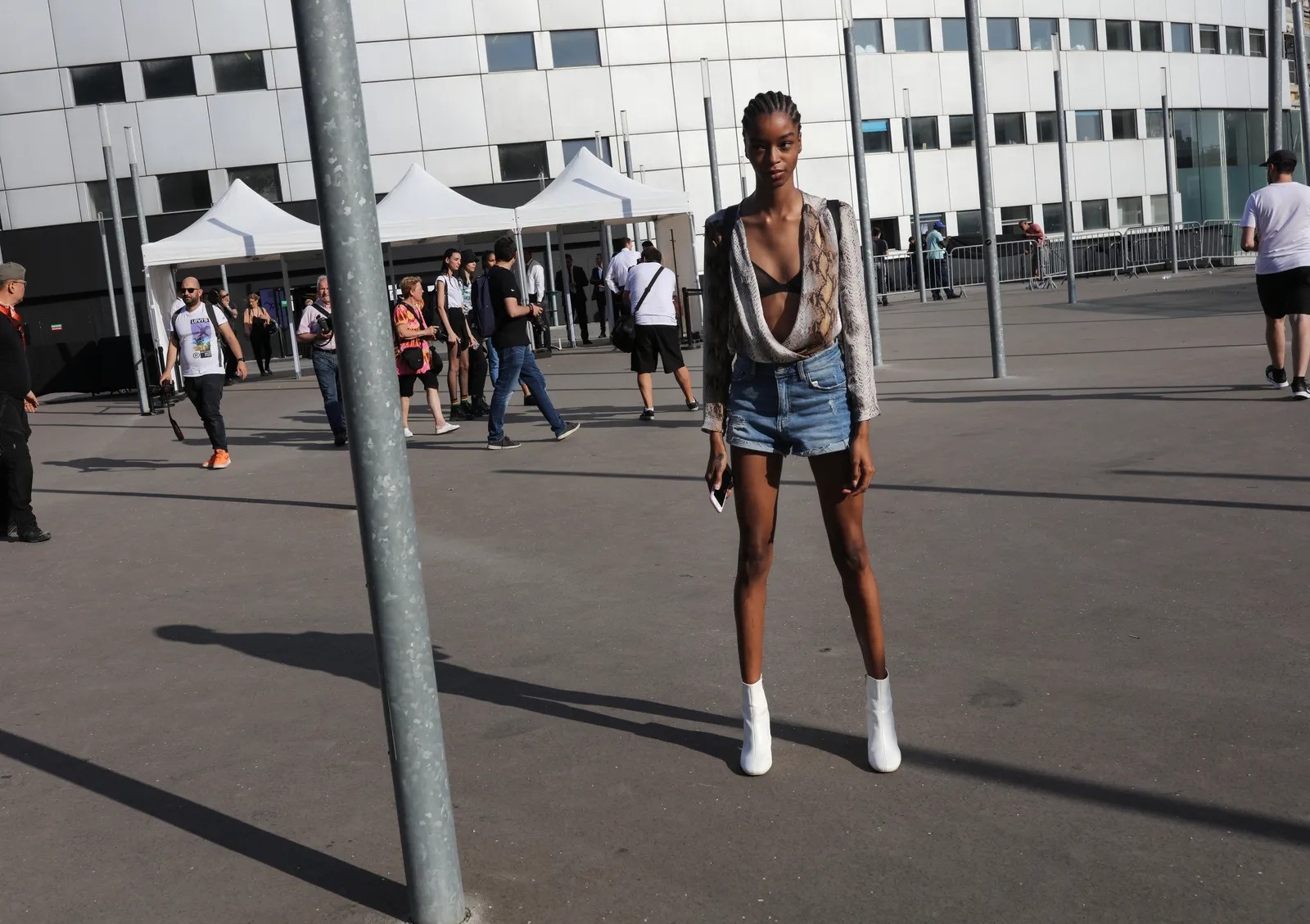 mac bra xuong pho anh 2