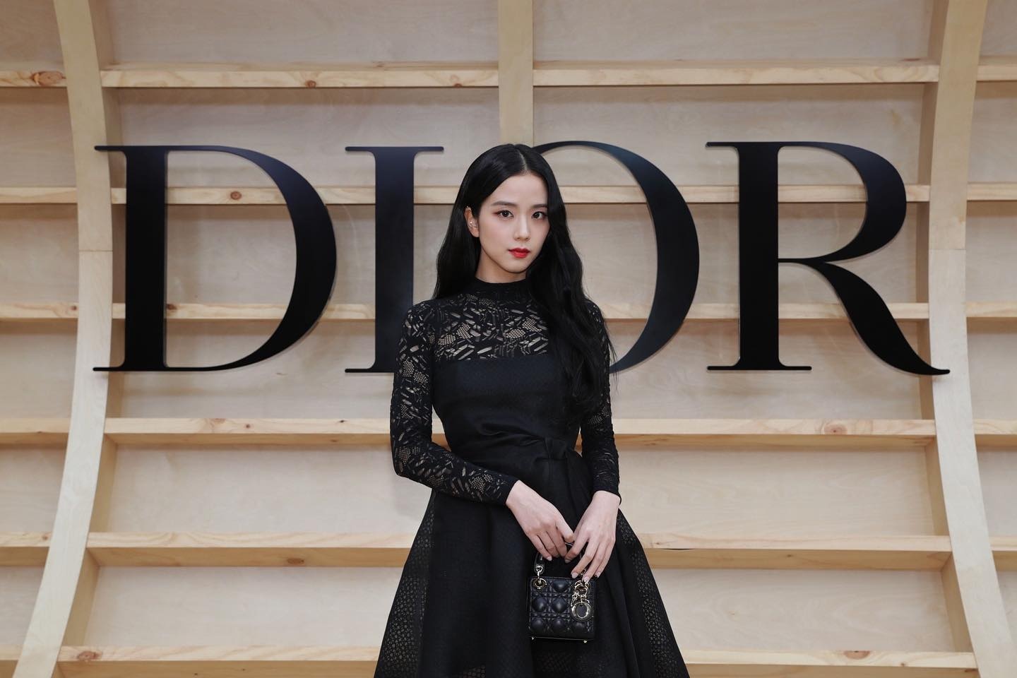 Dior bi phan doi hinh anh