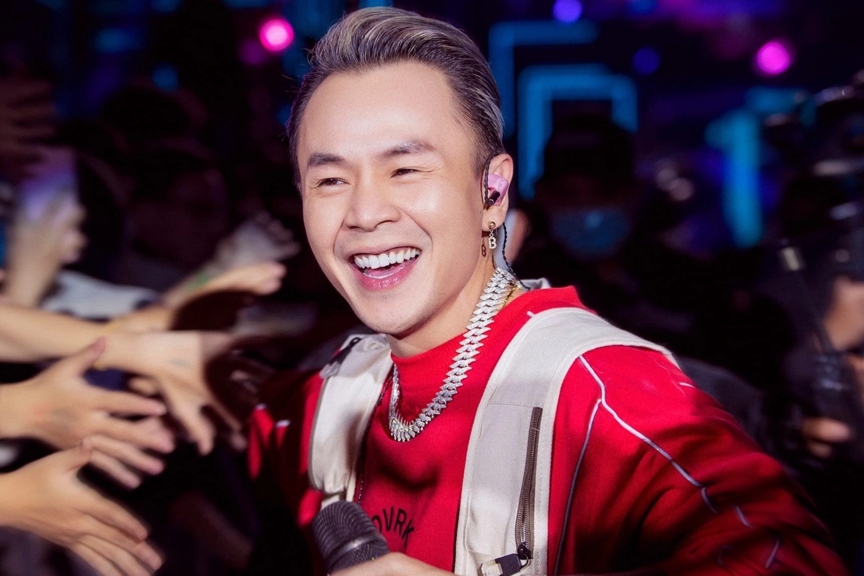 Mot deo trang suc to giong rapper tro lai hinh anh