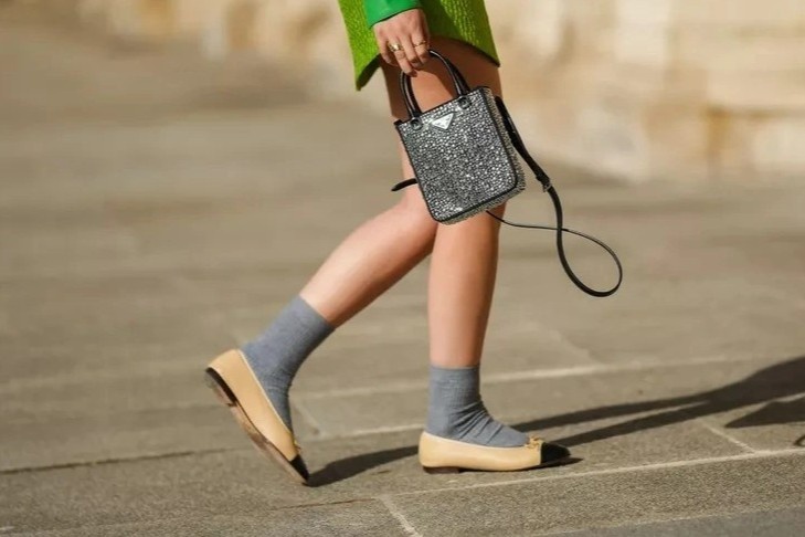 Nguy hiem khi di giay bet hinh anh