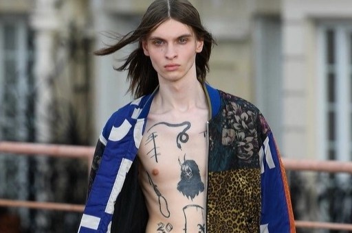 Quan ao nam dang khoe da thit nhieu hon hinh anh