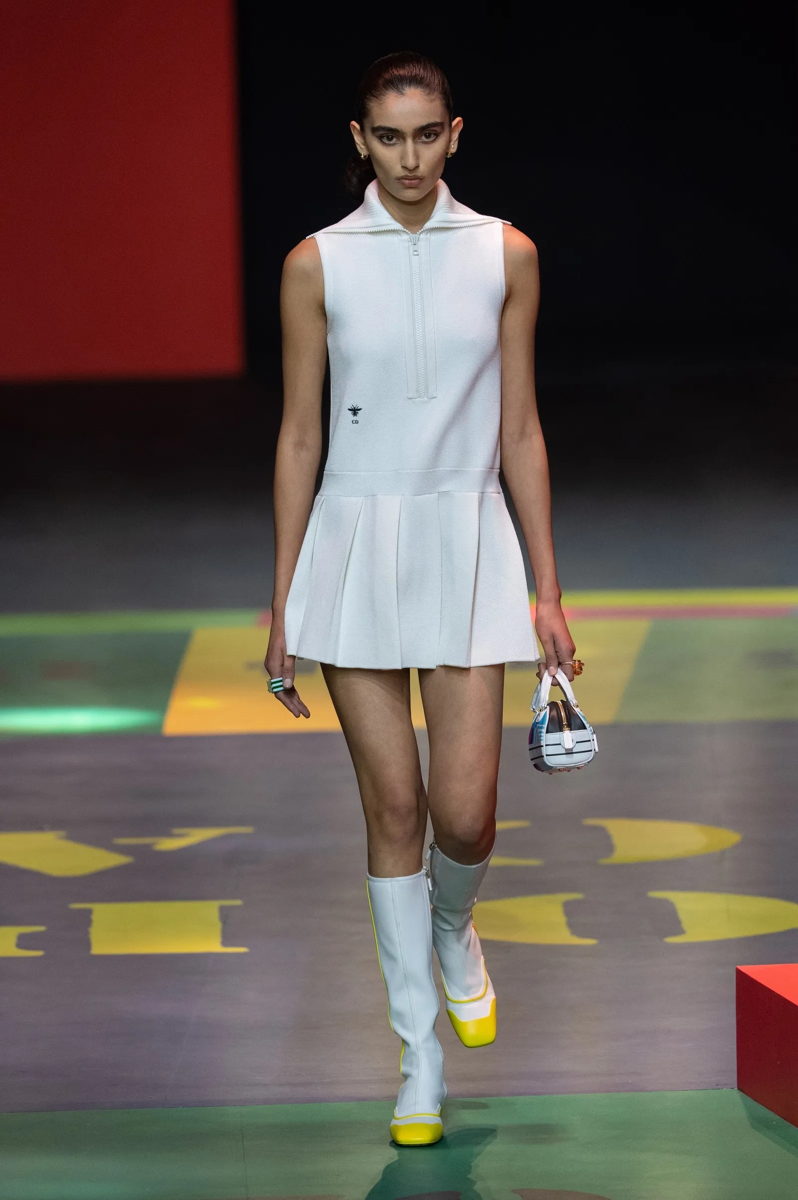 mac goi cam voi trang phuc tennis anh 7