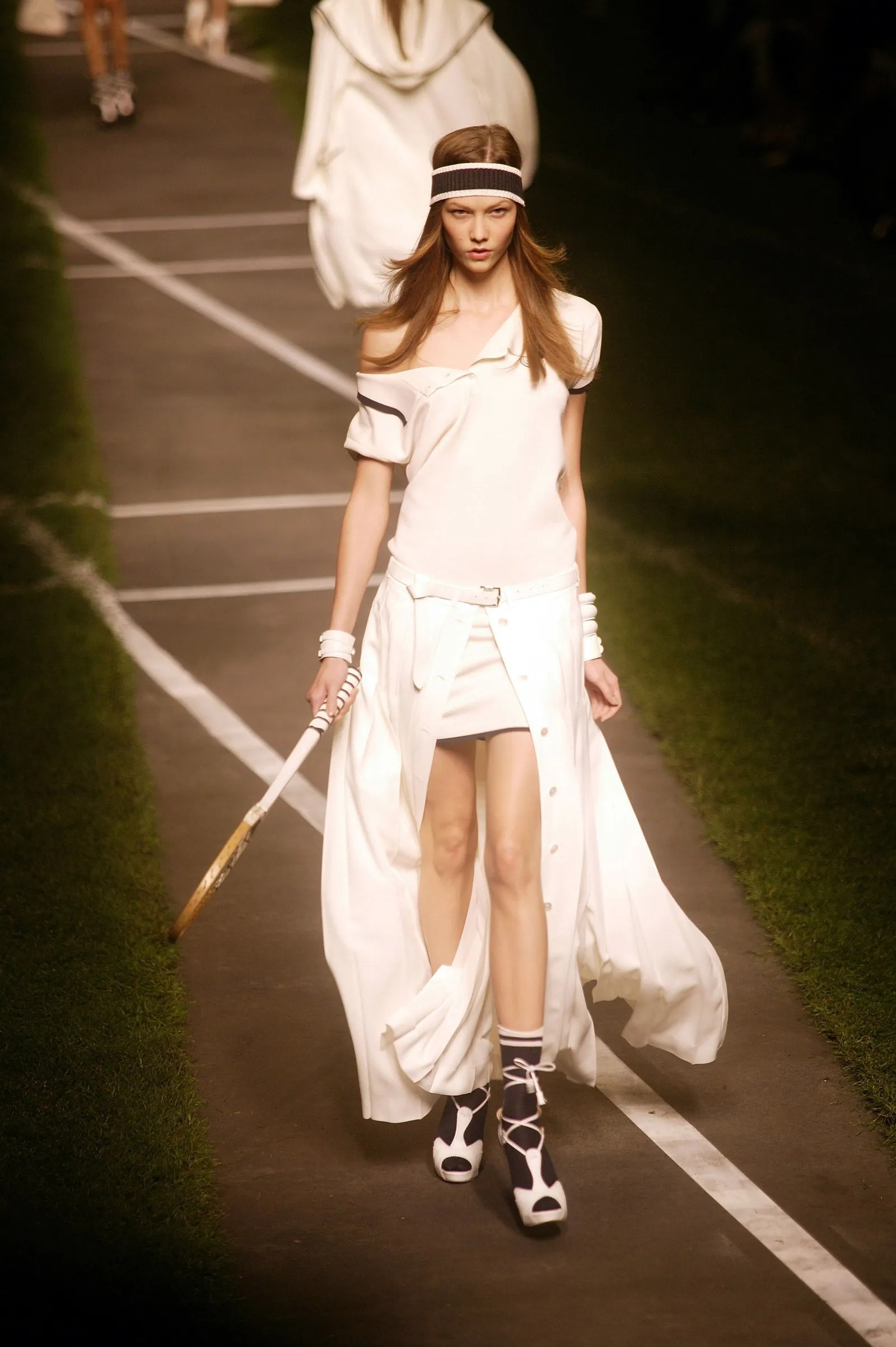 mac goi cam voi trang phuc tennis anh 9